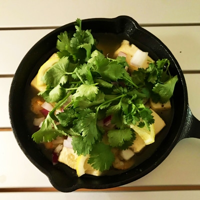 スキレットで作る！エビと豆腐のアヒージョ　エスニック風